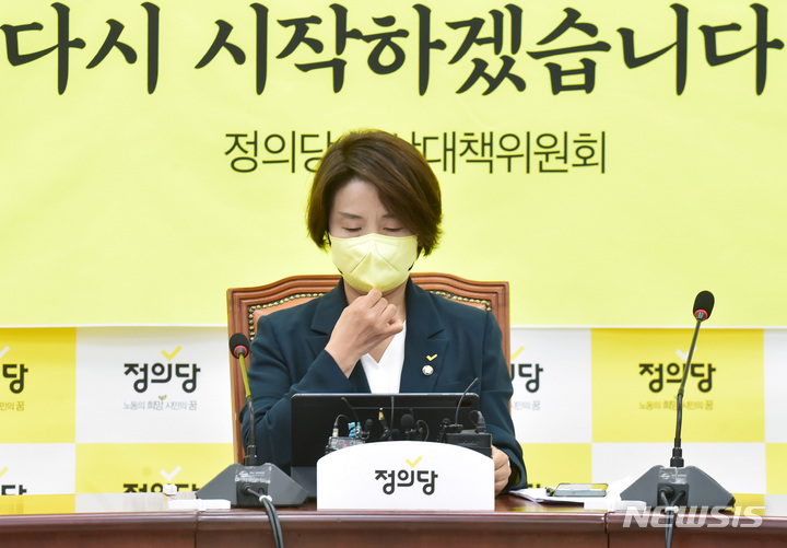 [서울=뉴시스] 고범준 기자 = 이은주 정의당 비상대책위원장이 8일 서울 여의도 국회에서 열린 제15차 비상대책위원회의에서 마스크를 고쳐쓰고 있다. (공동취재사진) 2022.08.08. photo@newsis.com