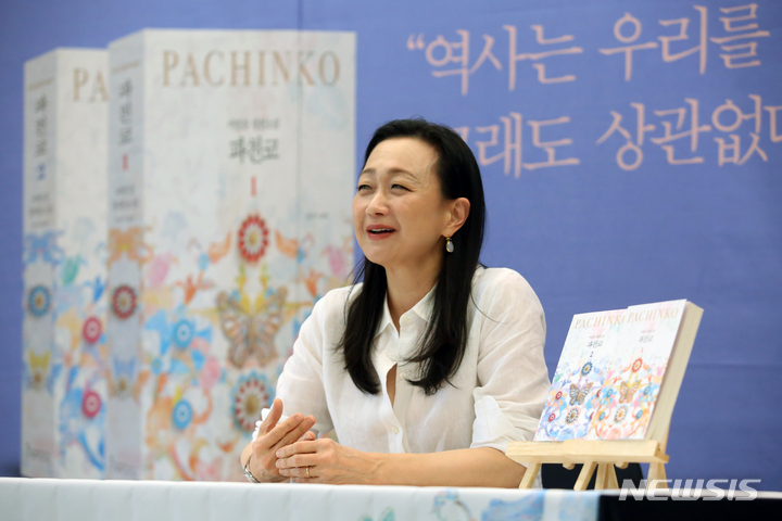 [서울=뉴시스] 박진희 기자 = 장편소설 '파친코(Pachinko)' 작가인 한국계 미국인 이민진이 8일 서울 중구 한국프레스센터에서 기자간담회에 앞서 사진촬영을 하고 있다. 원작 '파친코'는 2022년 3월 25일부터 Apple TV+ 오리지널 시리즈 드라마로 방영하고 있다. 2022.08.08. pak7130@newsis.com