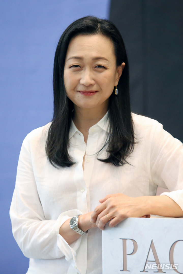 [서울=뉴시스] 박진희 기자 = 장편소설 '파친코(Pachinko)' 작가인 한국계 미국인 이민진이 8일 서울 중구 한국프레스센터에서 기자간담회에 앞서 사진촬영을 하고 있다. 원작 '파친코'는 2022년 3월 25일부터 Apple TV+ 오리지널 시리즈 드라마로 방영하고 있다. 2022.08.08. pak7130@newsis.com