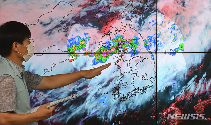 [수원=뉴시스] 김종택기자 = 중부지방에 돌풍과 함께 천둥·번개를 동반한 많은 양의 비가 내릴 것으로 예보된 8일 오전 경기도 수원시 권선구 수도권기상청에서 예보관들이 정체전선의 이동 경로를 예의 주시하고 있다. 2022.08.08. jtk@newsis.com