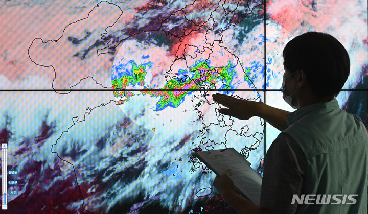 [수원=뉴시스] 김종택기자 = 중부지방에 돌풍과 함께 천둥·번개를 동반한 많은 양의 비가 내릴 것으로 예보된 8일 오전 경기도 수원시 권선구 수도권기상청에서 예보관들이 정체전선의 이동 경로를 예의 주시하고 있다. 2022.08.08. jtk@newsis.com