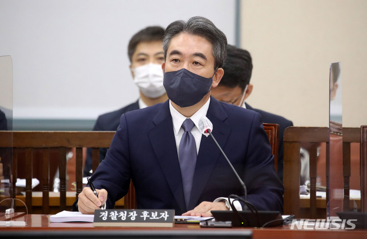 [서울=뉴시스] 김선웅 기자 = 윤희근 경찰청장 후보자가 8일 서울 여의도 국회 행정안전위원회에서 열린 인사청문회에서 의원 질의에 답변하고 있다. 2022.08.08. mangusta@newsis.com