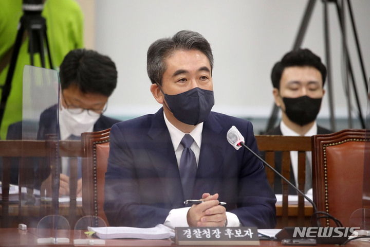 [서울=뉴시스] 김선웅 기자 = 윤희근 경찰청장 후보자가 8일 서울 여의도 국회 행정안전위원회에서 열린 인사청문회에서 의원 질의에 답변하고 있다. 2022.08.08. mangusta@newsis.com