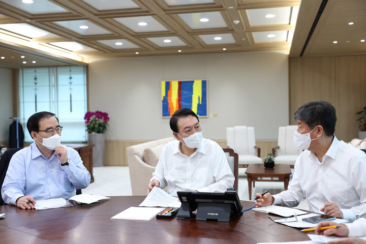 [서울=뉴시스] 윤석열 대통령이 8일 서울 용산 대통령실 청사에서 열린 수석비서관회의를 주재하고 있다. (사진=대통령실 제공) 2022.08.08. photo@newsis.com *재판매 및 DB 금지