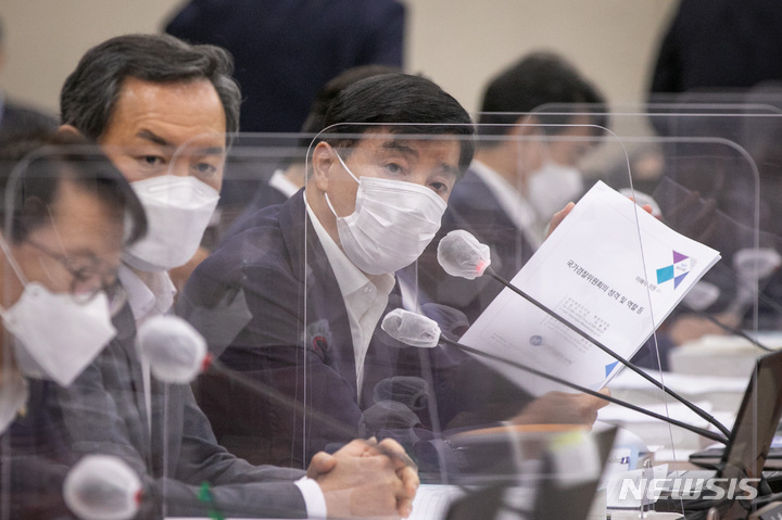 [서울=뉴시스] 김선웅 기자 = ‘정부조직법상 행정안전부 경찰국은 위법’이라는 국회 입법조사처의 자문 결과를 받은 더불어민주당 이해식 의원이 8일 오전 서울 여의도 국회 행정안전위원회에서 열린 윤희근 경찰청장 후보자의 인사청문회에서 자료를 들고 질의를 하고 있다. (공동취재사진) 2022.08.08. photo@newsis.com