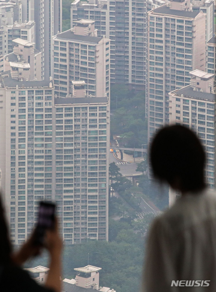 [서울=뉴시스] 권창회 기자 = 사진은 8일 오전 서울 송파구 롯데월드타워 서울스카이에서 바라본 아파트 모습. 2022.08.08. kch0523@newsis.com