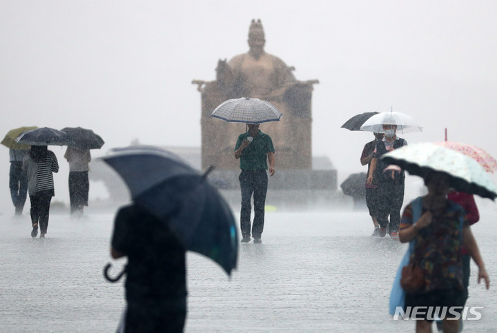 [서울=뉴시스] 배훈식 기자 = 장마전선의 영향으로 중부지방을 비롯한 전국에 비가 내린 8일 오후 서울 종로구 광화문 광장에서 우산을 쓴 시민들이 발걸음을 재촉하고 있다. 2022.08.08. dahora83@newsis.com