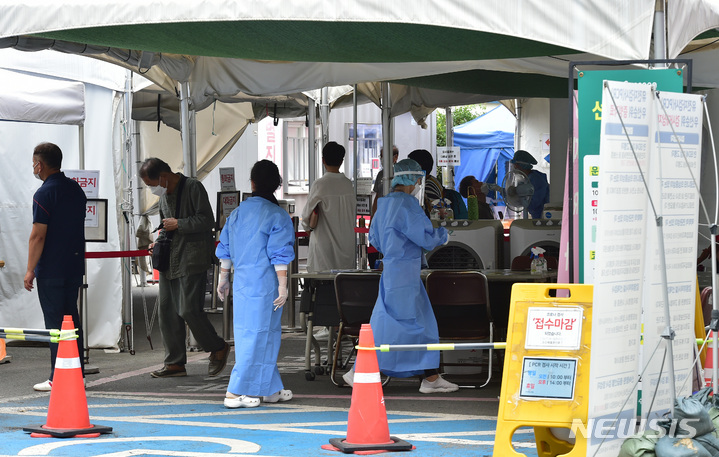 [대구=뉴시스] 이무열 기자 = 코로나19 신규 확진자 수가 5만 5292명으로 집계된 8일 대구 수성구보건소 선별진료소에서 시민들이 PCR 검사를 받기 위해 순서를 기다리고 있다. 2022.08.08. lmy@newsis.com