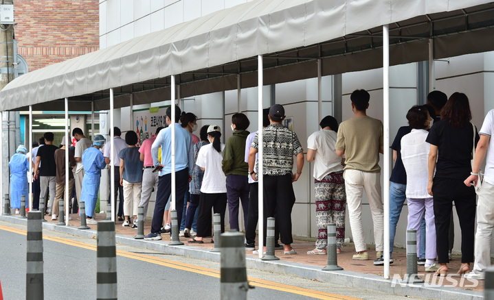 [대구=뉴시스] 이무열 기자 = 코로나19 신규 확진자 수가 5만 5292명으로 집계된 8일 대구 수성구보건소 선별진료소에서 시민들이 PCR 검사를 받기 위해 순서를 기다리고 있다. 2022.08.08. lmy@newsis.com