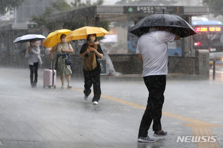 [서울=뉴시스] 최동준 기자 = 중부 지방에 호우특보가 발효된 8일 서울 을지로입구역 인근에서 시민들이 쏟아지는 비를 피해 발걸음을 재촉하고 있다. 2022.08.08. photocdj@newsis.com