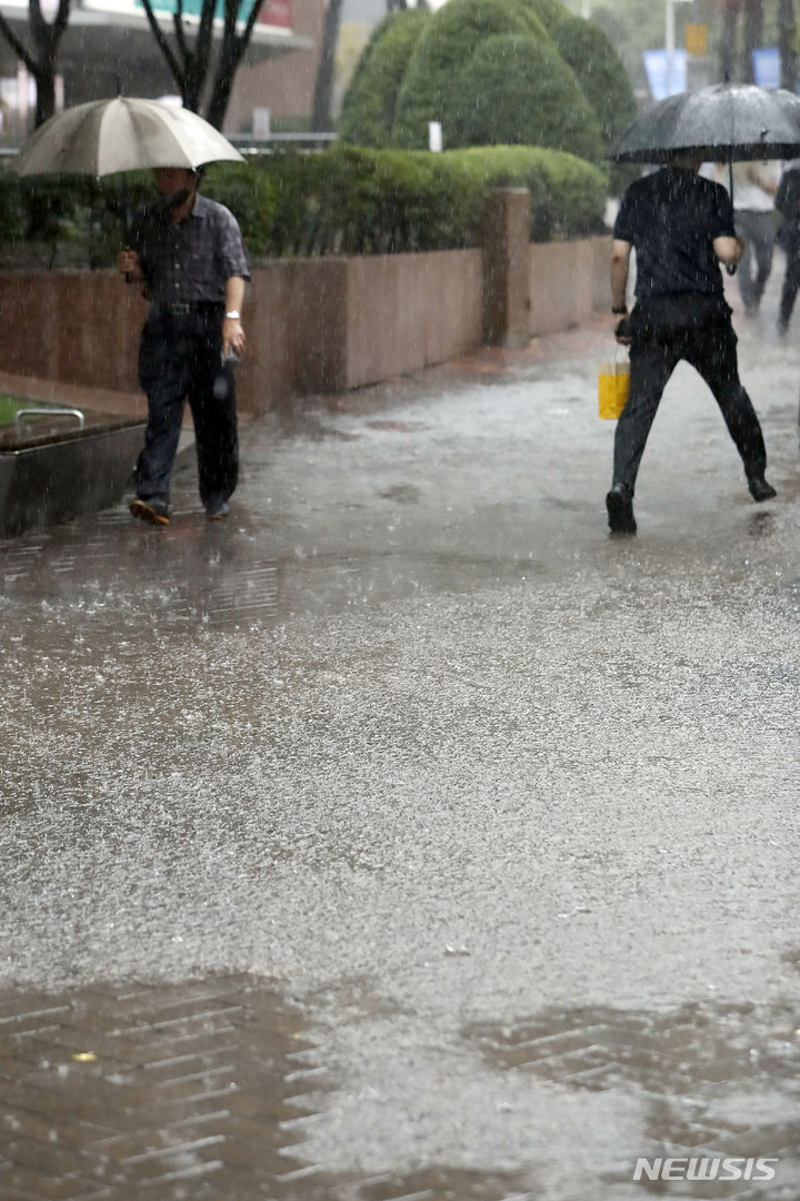 [서울=뉴시스] 최동준 기자 = 중부 지방에 호우특보가 발효된 8일 서울 을지로입구역 인근에서 시민들이 쏟아지는 비를 피해 발걸음을 재촉하고 있다. 2022.08.08. photocdj@newsis.com