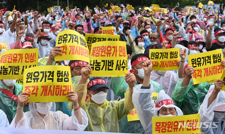 [평택=뉴시스] 김종택기자 = 낙농가 단체인 한국낙농육우협회는 8일 오후 경기도 평택시 진위면 매일유업 평택공장 앞에서 원유 가격 협상 등을 촉구하는 시위를 벌이고 있다. 2022.08.08. jtk@newsis.com