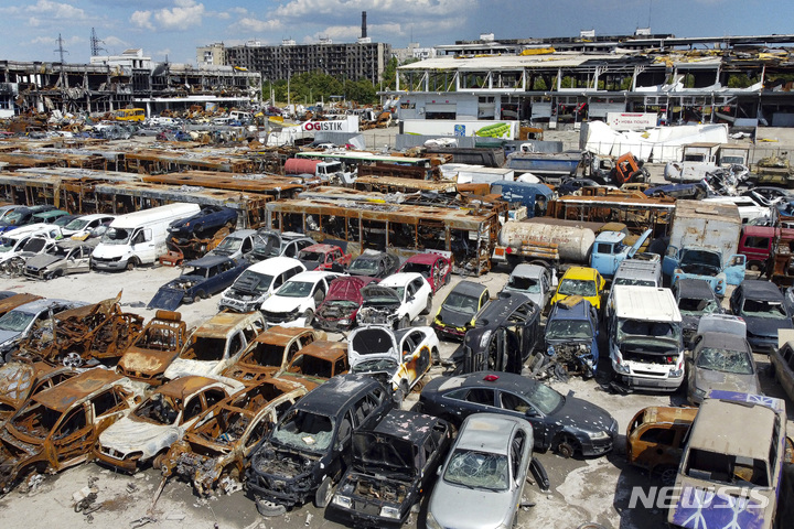 [마리우폴=AP/뉴시스] 7일(현지시간) 우크라이나 동부 도네츠크인민공화국(DPR) 관할 마리우폴 야적장에 러시아와 우크라이나군의 교전으로 파괴된 차량이 쌓여 있다. 2022.08.08.