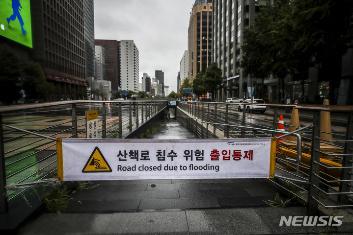 [서울=뉴시스] 정병혁 기자 = 서울에 호우경보가 발령된 8일 오후 서울 중구 청계천이 통제되어 있다. 2022.08.08. jhope@newsis.com