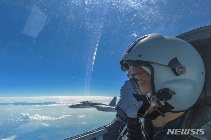 [타이베이=AP/뉴시스] 중국인민해방군(PLA) 동부전구 소속 항공기들이 지난해 8월7일(현지시간) 대만 해협 일대에서 합동 전투 훈련을 하고 있다. 2022.08.08.