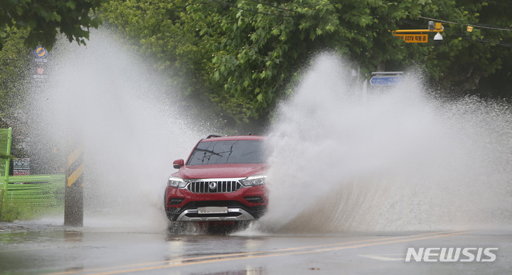 [춘천=뉴시스] 김경목 기자 = 호우특보가 발효 중인 8일 오후 운전자가 강원 춘천시 삼천동 침수된 도로를 주행하고 있다. 2022.08.08. photo31@newsis.com