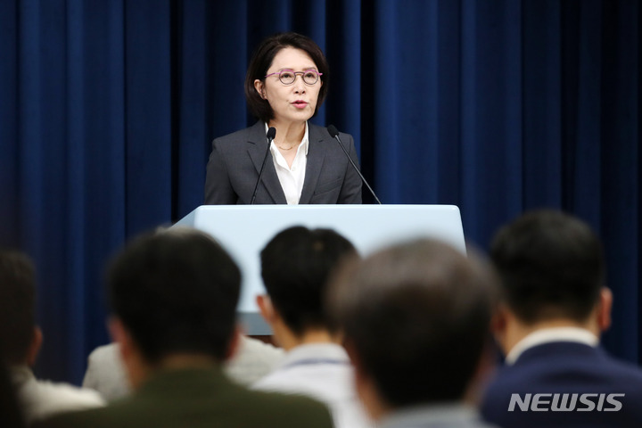 [서울=뉴시스] 전신 기자 = 강인선 대변인이 8일 서울 용산 대통령실 청사 브리핑룸에서 윤석열 대통령 지시사항, 국무총리 주례 회동 오찬 및 현안 관련 브리핑을 하고 있다. 2022.08.08. photo1006@newsis.com