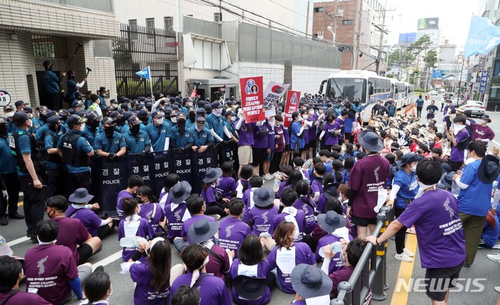 [부산=뉴시스] 하경민 기자 = 한국대학생진보연합 소속 대학생들이 8일 오후 부산 동구 일본총영사관 앞 도로를 점거한 채 한·미 연합훈련과 한·미·일 삼각동맹 추진 중단을 촉구하는 시위를 벌이고 있다. 2022.08.08. yulnetphoto@newsis.com