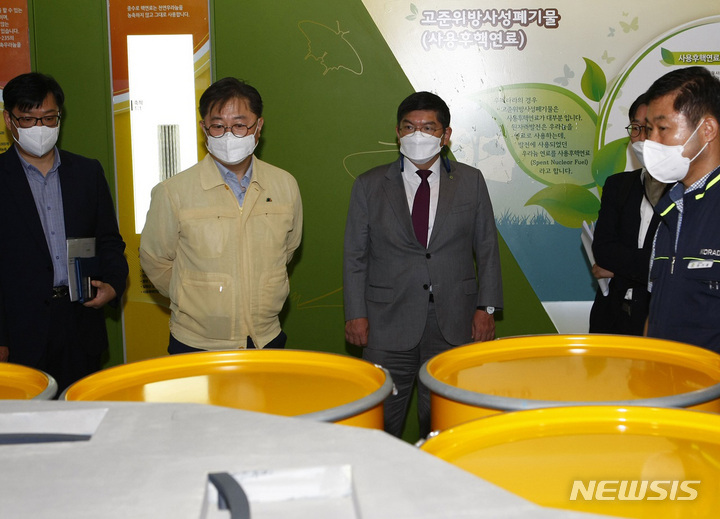 [경주=뉴시스] 이무열 기자 = 박일준 산업통상부자원부 2차관(왼쪽 두번째)이 지난 8월 중·저준위 방사성폐기물처분시설 2단계 표층처분시설 건설 준비 현장을 찾은 모습. (사진=한국원자력환경공단 제공) 2022.08.08. photo@newsis.com <사진은 기사와 직접적 연관 없음.>