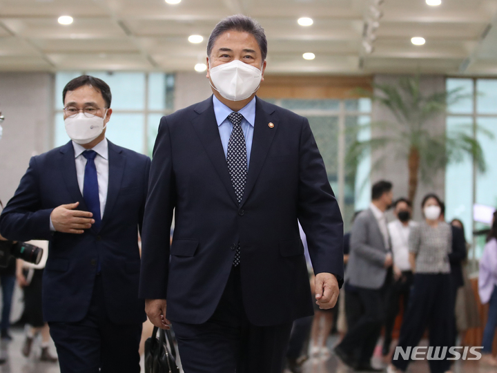 [서울=뉴시스] 김명원 기자 = 박진 외교부 장관이 8일 서울 종로구 외교부에서 한중 외교장관 회담 위해 출국에 앞서 도어스테핑을 마친후 나서고 있다. 2022.08.08. kmx1105@newsis.com