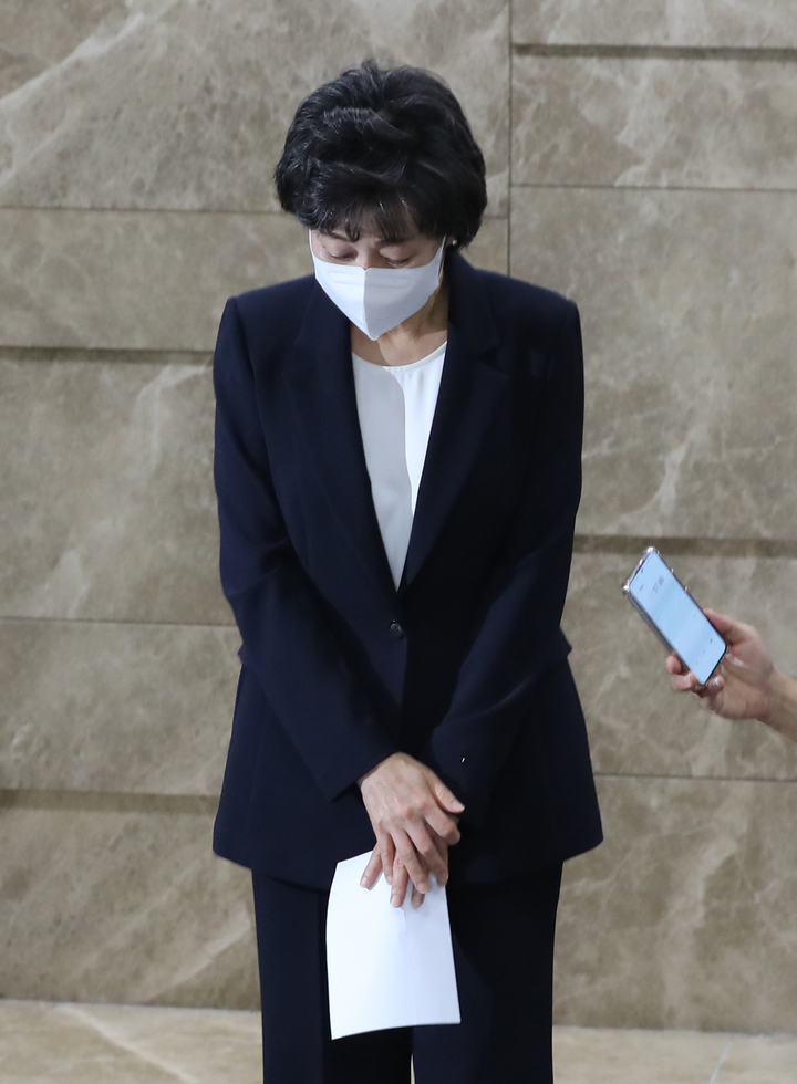 [서울=뉴시스] 김금보 기자 = 박순애 사회부총리 겸 교육부 장관이 8일 오후 서울 영등포구 여의도 한국교육시설안전원에서 거취와 관련한 입장을 표명하고 있다. 2022.08.08. kgb@newsis.com