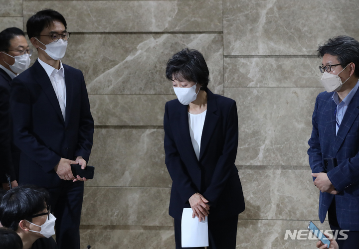 [서울=뉴시스] 김금보 기자 = 박순애 사회부총리 겸 교육부 장관이 8일 오후 서울 영등포구 여의도 한국교육시설안전원에서 거취와 관련한 입장을 표명하고 있다. 2022.08.08. kgb@newsis.com