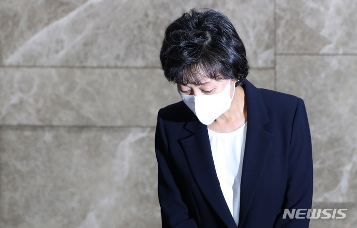 [서울=뉴시스] 김금보 기자 = 박순애 사회부총리 겸 교육부 장관이 8일 오후 서울 영등포구 여의도 한국교육시설안전원에서 거취와 관련한 입장을 표명하고 있다. 2022.08.08. kgb@newsis.com