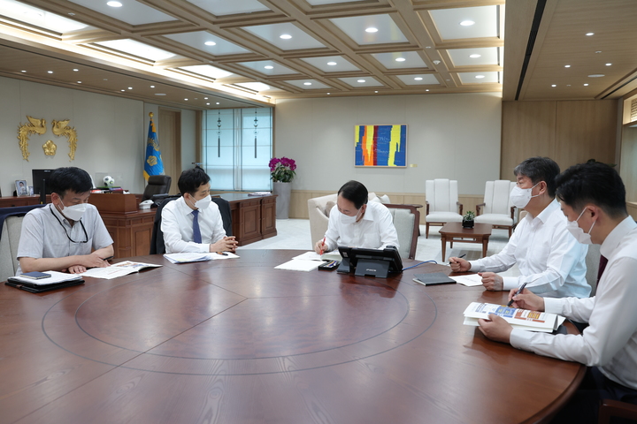 [서울=뉴시스] 윤석열 대통령이 8일 서울 용산 대통령실 청사에서 김주현 금융위원장으로부터 업무보고를 받고 있다. 2022.08.08. photo@newsis.com *재판매 및 DB 금지