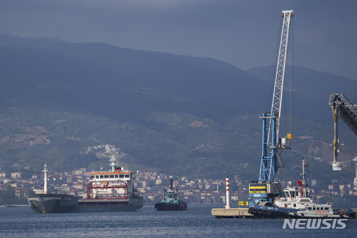 [AP/뉴시스] 터키선적의 폴라넷 호가 우크라 흑해항을 출항한 지 사흘만인 8일 목적지인 터키 동부 이즈미트만 데린스항에 도착하고 있다