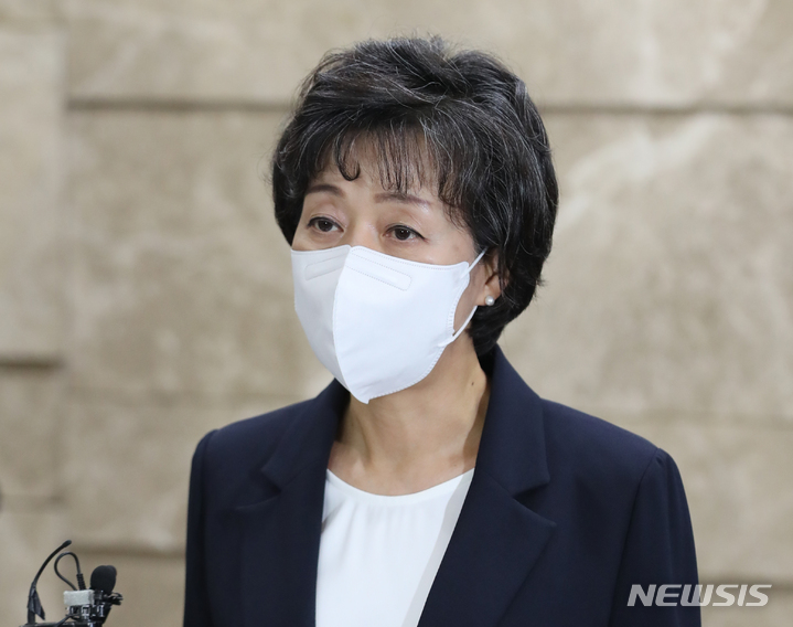 [서울=뉴시스] 김금보 기자 = 박순애 사회부총리 겸 교육부 장관이 지난 8일 오후 서울 영등포구 여의도 한국교육시설안전원에서 거취와 관련한 입장을 표명하고 있다. 2022.08.08. kgb@newsis.com
