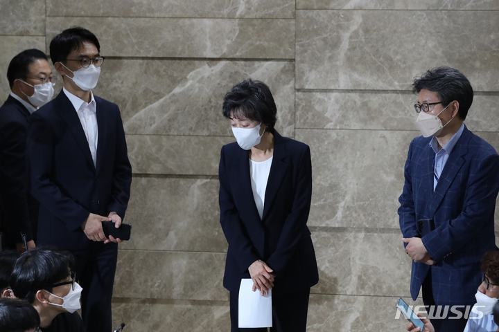 [서울=뉴시스] 김금보 기자 = 박순애 사회부총리 겸 교육부 장관이 8일 오후 서울 영등포구 여의도 한국교육시설안전원에서 거취와 관련한 입장을 표명하고 있다. 2022.08.08. kgb@newsis.com