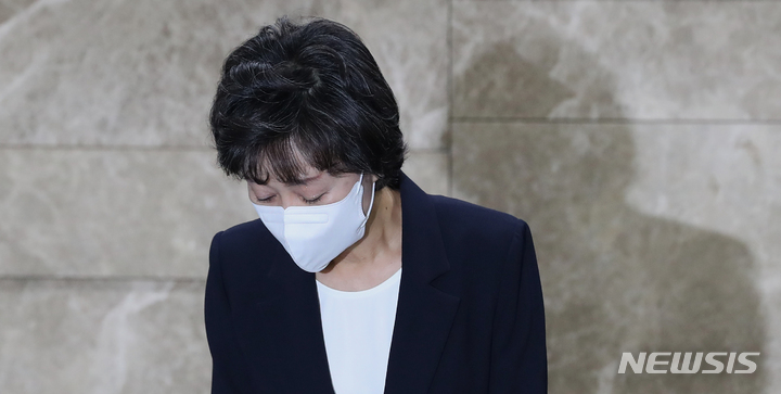 [서울=뉴시스] 김금보 기자 = 박순애 사회부총리 겸 교육부 장관이 지난 8일 오후 서울 영등포구 여의도 한국교육시설안전원에서 거취와 관련한 입장을 표명하고 있다. 2022.08.09. kgb@newsis.com