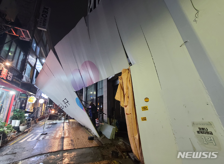 [서울=뉴시스] 고승민 기자 = 서울과 경기북부 등 수도권에 폭우가 내린 8일 서울 약수역 인근 한 공사현장 가림막이 쓰러져 관계자들이 수습하고 있다. (사진은 기사와 관련 없습니다) 2022.08.08. kkssmm99@newsis.com