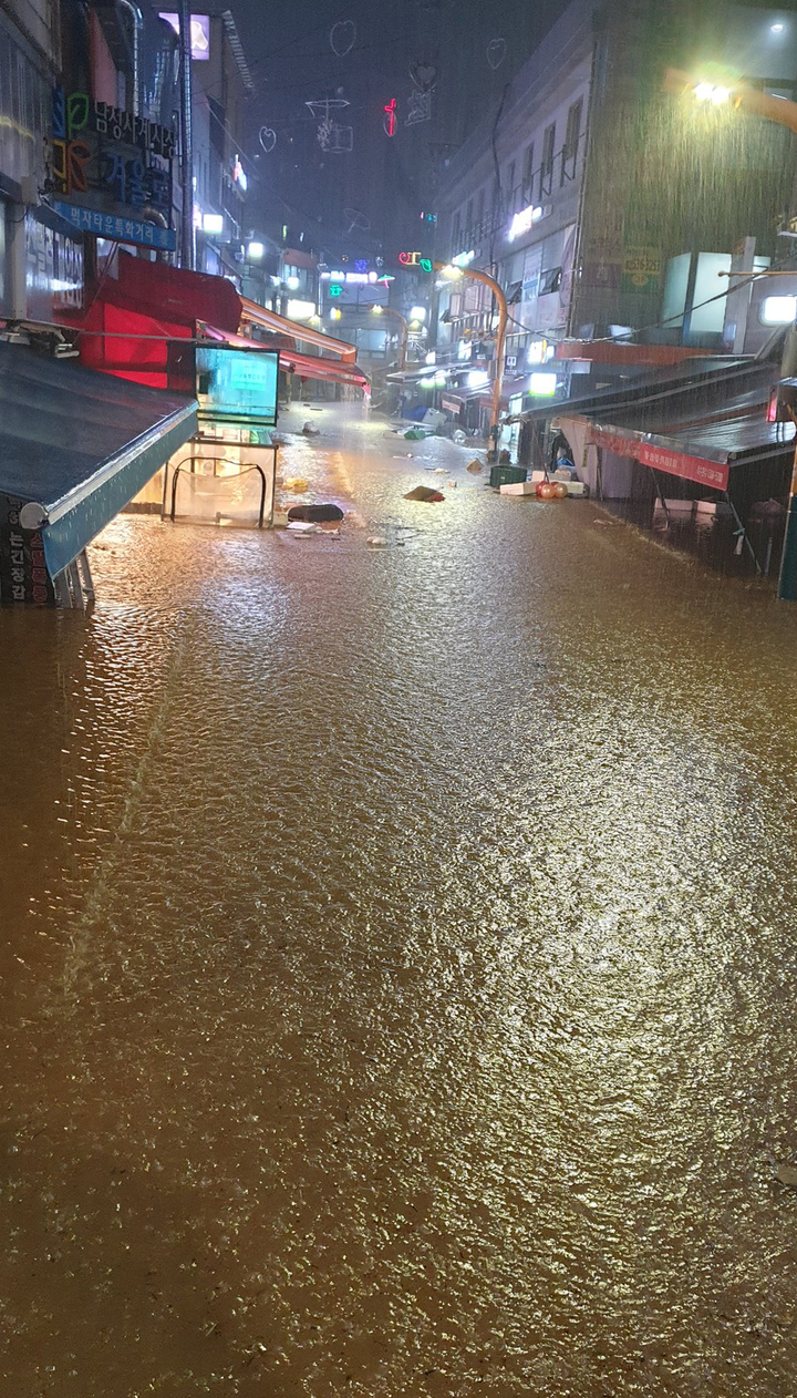 [서울=뉴시스] 고승민 기자 = 서울과 경기북부 등 수도권에 폭우가 내린 8일 서울 이수역 인근 남성사계시장이 침수돼 있다. (사진=독자 제공) 2022.08.08. photo@newsis.com *재판매 및 DB 금지