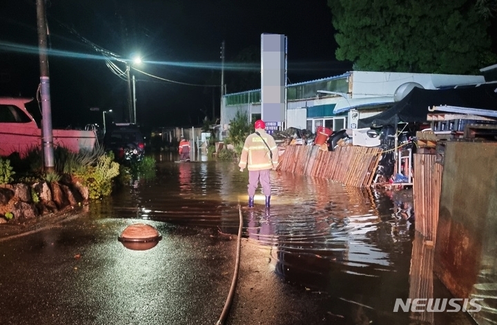 [인천=뉴시스] 김동영 기자 = 8일 오후 인천 옹진군 영흥면 도로가 침수돼 신고를 받고 출동한 소방당국이 배수 지원을 하고 있다. 2022.08.08. (사진=인천소방본부 제공)