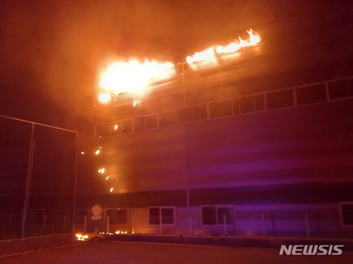 [대구=뉴시스]김정화 기자 = 9일 오전 0시17분께 대구시 달성군 유가읍의 한 자동차 에어컨부품 생산업체에서 원인을 알 수 없는 불이 나 1억여원이 넘는 피해가 발생했다. (사진 = 대구소방안전본부 제공) 2022.08.09. photo@newsis.com