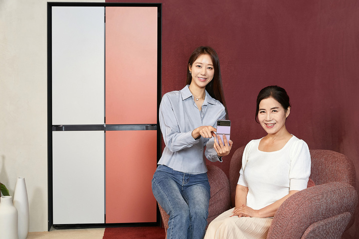 [서울=뉴시스]삼성전자 모델이 서울 논현동에 위치한 삼성 디지털프라자 강남본점에서 '스마트싱스 홈 케어' 서비스를 소개하고 있다. (사진 = 삼성전자) 2022.8.9. photo@newsis.com *재판매 및 DB 금지