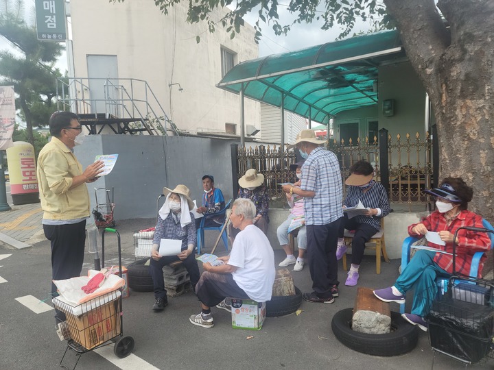 [밀양=뉴시스] 안지율 기자 = 경남 밀양시 삼문동 행정복지센터는 9일 민병술 동장과 직원들이 관내 경로당을 방문해 여름철 악취와 해충 발생 우려가 큰 생활(음식물)폐기물 배출방법 등을 홍보하고 있다.(사진=밀양시 제공) 2022.08.09. photo@newsis.com *재판매 및 DB 금지