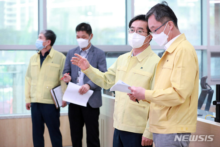 [수원=뉴시스] 9일 오전 김동연 경기도지사가 경기도청 재난안전상황실에서 집중호우 대처 긴급 점검을 하고 있다. (사진=경기도 제공) 2022.08.09. photo@newsis.com