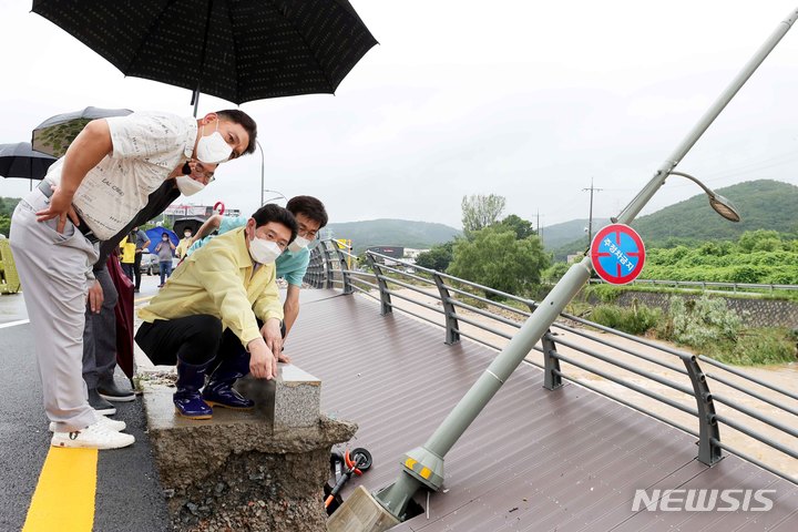 [용인=뉴시스]이상일 용인시장이 9일 수해가 발생한 동천동 동원3교를 점검하고 있다.