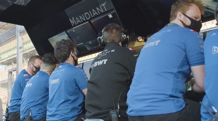 최근 정보보안기업 맨디언트와 포물러1에서 활약하는 알파인 F1팀이 전략적 파트너십을 맺었다. 알파인 F1팀 차고에 스태프들 사이로 맨디언트 로고가 부착돼 있다. (사진=맨디언트 제공) *재판매 및 DB 금지