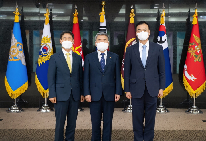 [서울=뉴시스] 이종섭 국방부장관이 9일 용산 국방부 청사에서 9일부로 신규 임용된 허태근 국방정책실장(사진 오른쪽)과 유무봉 국방개혁실장(사진 왼쪽)과 기념촬영을 하는 모습. 2022.08.09. (사진=국방부 제공) *재판매 및 DB 금지