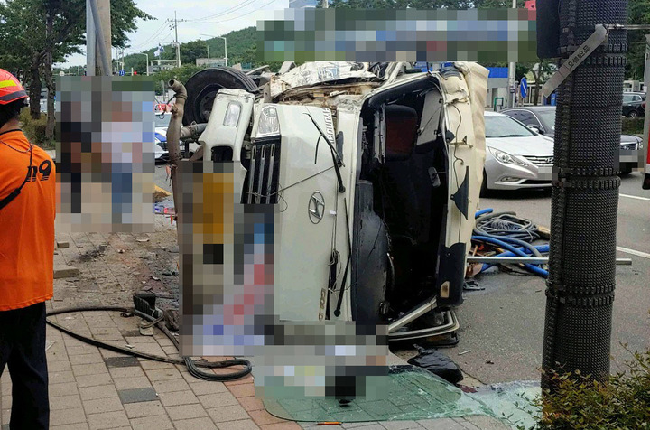 [부산=뉴시스] 충돌사고 후 옆으로 넘어진 살수차. (사진=부산경찰청 제공) *재판매 및 DB 금지