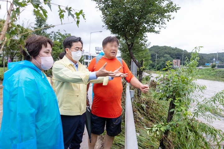 [용인=뉴시스] 9일 오후 김동연 경기도지사가 동막천 범람으로 침수 피해를 입은 경기 용인시 수지구 고기동 일대를 점검하고 있다. (사진=경기도 제공) 2022.08.09. photo@newsis.com *재판매 및 DB 금지