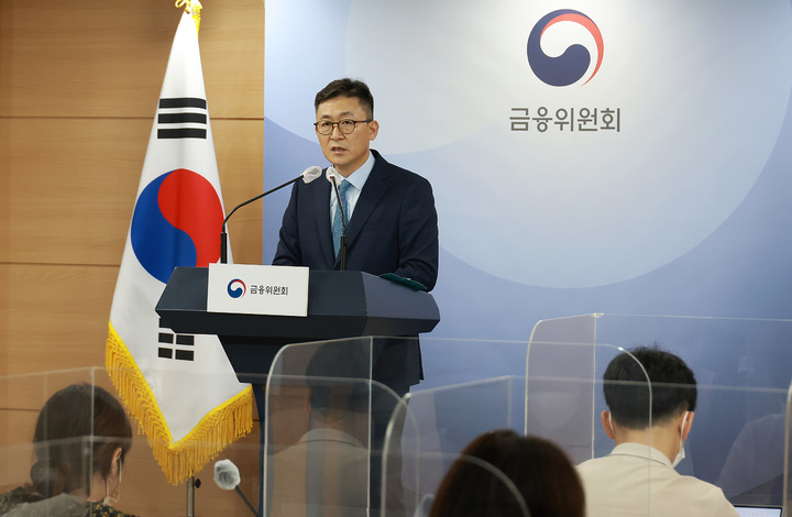 [서울=뉴시스] 권대영 금융위원회 금융정책국장이 10일 안심전환대출 출시와 관련해 정부서울청사에서 브리핑을 하고 있다. (사진=금융위원회) photo@newis.scom *재판매 및 DB 금지