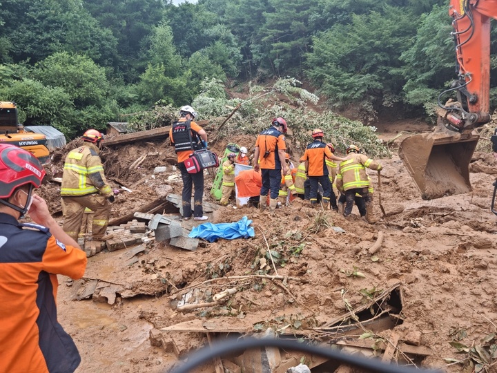 [횡성=뉴시스] 김경목 기자 = 9일 오후 강원 횡성소방서 119 구조대원들이 횡성군 둔내면 현천리 산사태가 발생해 주택 1채를 덮친 현장에서 구조작업을 하고 있다. (사진=강원도소방본부 제공) 2022.08.09. photo@newsis.com *재판매 및 DB 금지