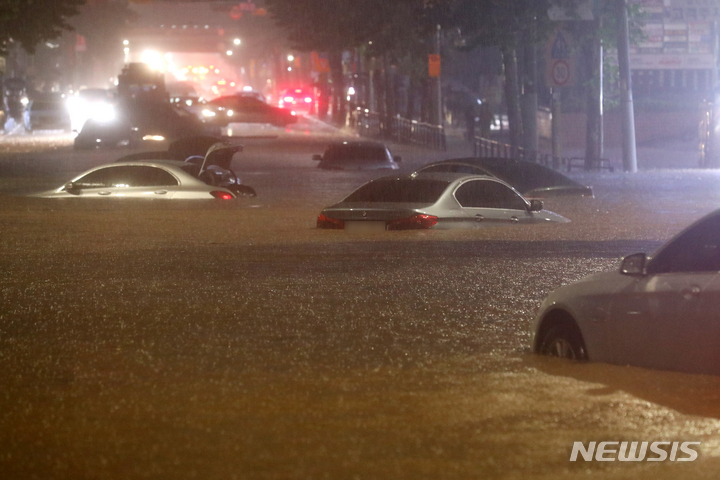 [서울=뉴시스] 조성우 기자 = 서울과 경기북부 등 수도권에 폭우가 내린 지난 8일 오후 서울 강남구 일대 도로가 침수돼 차량이 잠겨 있다. 2022.08.08. xconfind@newsis.com
