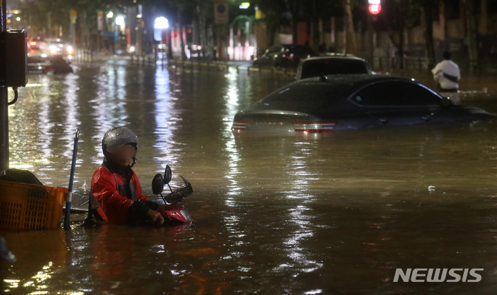 [서울=뉴시스] 조성우 기자 = 서울과 경기북부 등 수도권에 폭우가 내린 8일 오후 서울 강남구 일대 도로가 침수돼 차량이 잠겨 있다. 2022.08.08. xconfind@newsis.com