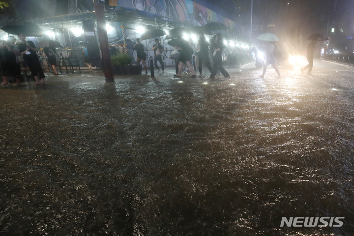 [서울=뉴시스] 조성우 기자 = 서울과 경기북부 등 수도권에 폭우가 내린 8일 오후 서울 강남역 일대 도로가 침수돼 있다. 2022.08.08. xconfind@newsis.com