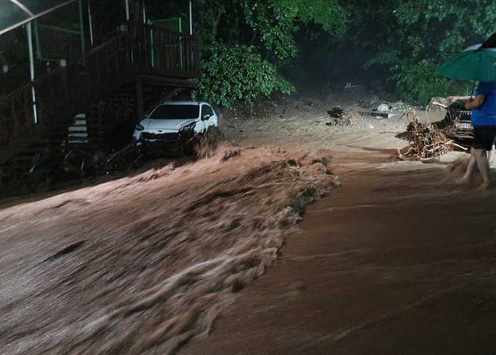 [서울=뉴시스] 고승민 기자 = 집중호우로 서울과 수도권 지역에 피해가 잇따르고 있는 9일 새벽 경기 성남시 중원구의 한 아파트 옆 산자락에서 빗물과 토사가 함께 거세게 쓸려 내려오며 차량을 덮치고 있다. (사진=독자 제공) 2022.08.09. photo@newsis.com *재판매 및 DB 금지